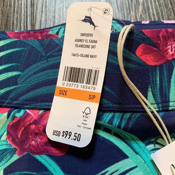 Womens skort. Size small. Never worn. - Picture 4 of 10